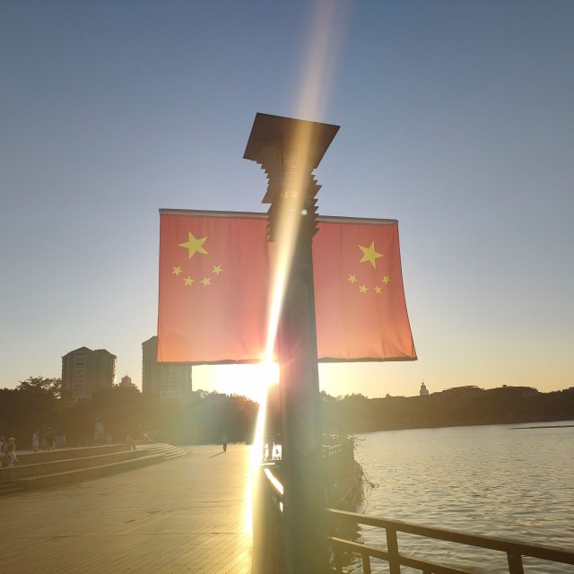 当国旗与阳光同框，心中自豪之情油然而生❤️mmexport1791366980237.jpg