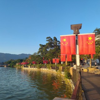 当国旗与阳光同框，心中自豪之情油然而生❤️mmexport1791366984412.jpg