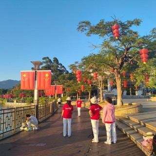 当国旗与阳光同框，心中自豪之情油然而生❤️mmexport1791366973299.jpg